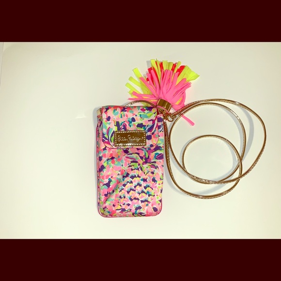 Lilly Pulitzer Handbags - Lilly Pulitzer Crossbody in Pina Colada print